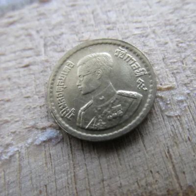 Лот: 15325345. Фото: 1. Поделиться Монета 5 сатанг пять... Азия