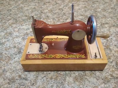 Лот: 12984307. Фото: 1. Детская швейная машинка. Игрушки