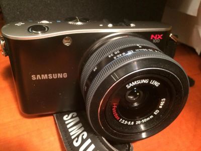Лот: 8482383. Фото: 1. Фотоаппарат Samsung NX100 + вспышка... Цифровые беззеркальные со сменной оптикой