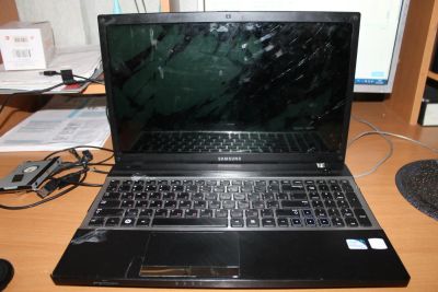 Лот: 6440439. Фото: 1. Ноутбук Samsung NP300V5A-s03ru... Ноутбуки