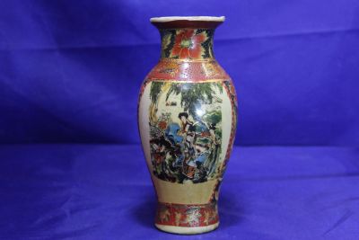 Лот: 19550372. Фото: 1. Фарфоровая ваза Китай ручная рельефная... Фарфор, керамика