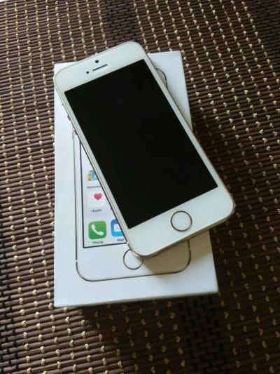 Лот: 10183787. Фото: 1. iPhone 5s 16gb gold полный комплект... Смартфоны