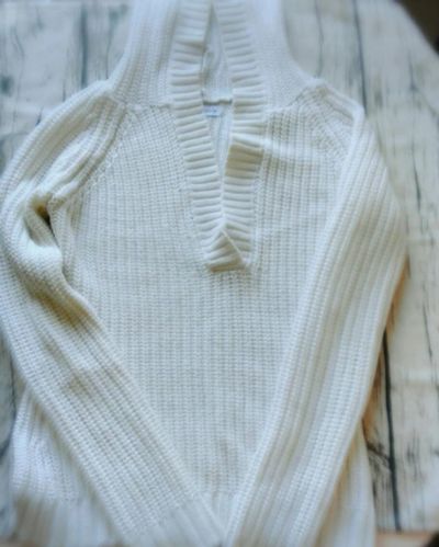 Лот: 11484952. Фото: 1. Белая кофта с капюшоном. Размер... Свитеры, толстовки, худи