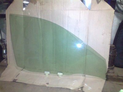 Лот: 3134275. Фото: 1. Стекло передней двери Nissan Wingroud... Кузов