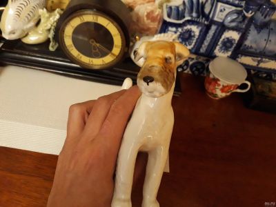 Лот: 12733783. Фото: 1. Статуэтка фарфоровая собака фокстерьер... Фарфор, керамика