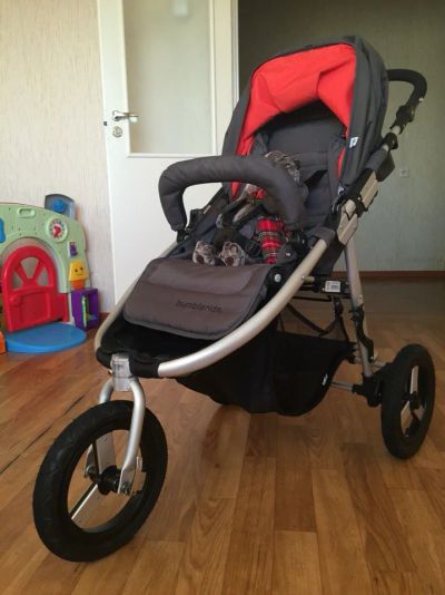 Лот: 7646358. Фото: 1. Шикарная прогулочная коляска Bumbleride... Коляски