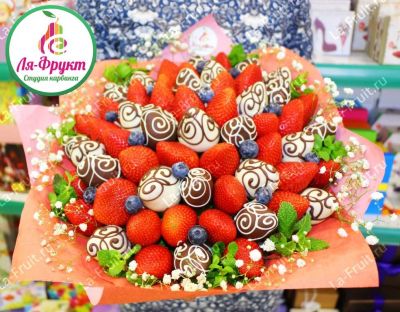 Лот: 15835096. Фото: 1. Букет из клубники №19. Букеты из конфет, игрушек