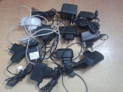 Лот: 11265986. Фото: 1. Кучка старых зарядок от телефонов... Зарядные устройства, блоки питания, адаптеры сетевые для смартфонов