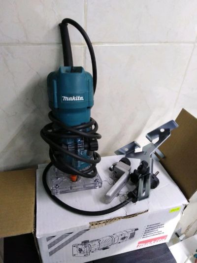 Лот: 12328036. Фото: 1. Фрезер Makita 3709. Электроинструмент