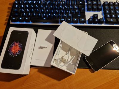 Лот: 19855533. Фото: 1. iPhone SE 32Gb РСТ. Смартфоны