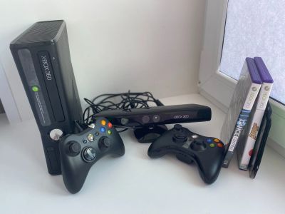 Лот: 18217137. Фото: 1. Xbox 360 + kinect + 2 джойстика... Игровые приставки, консоли