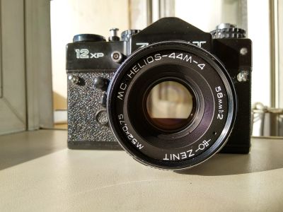 Лот: 11741643. Фото: 1. Зенит 12хр + MC Helios 44M-4... Плёночные зеркальные