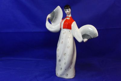 Лот: 19704505. Фото: 1. Фарфоровая статуэтка Девушка кореянка... Фарфор, керамика