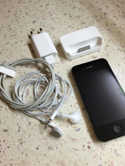 Лот: 6179108. Фото: 1. iphone 4 + док станция! хорошее... Смартфоны