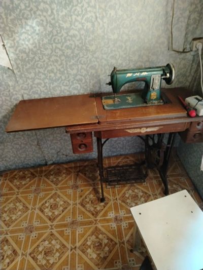 Лот: 25078459. Фото: 1. Швейная машинка. Швейная, вязальная