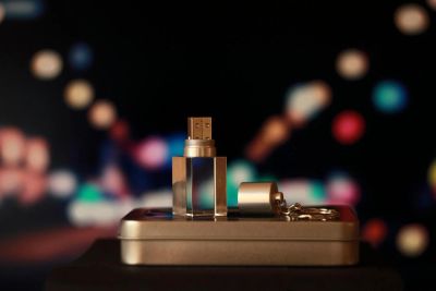 Лот: 5220765. Фото: 1. Флешка-брелок с гравировкой внутри... USB-флеш карты