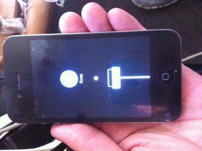 Лот: 5986198. Фото: 1. iPhone 4 висит на шнурке после... Смартфоны