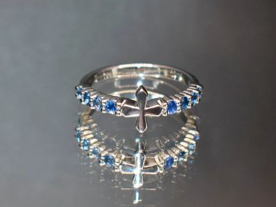 Лот: 20742435. Фото: 1. Кольцо со вставками: Сапфир. Кольца, перстни
