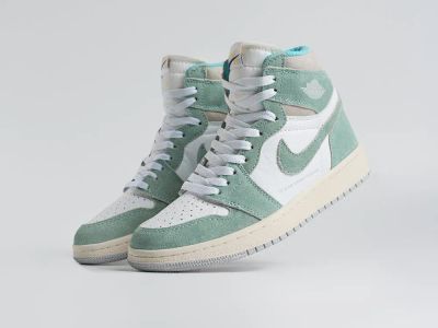 Лот: 25357721. Фото: 1. Кроссовки Nike Air Jordan 1 Mid. Кеды, кроссовки, слипоны
