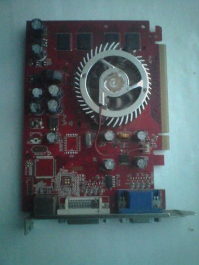 Лот: 8753659. Фото: 1. GeForce 7300GS. Видеокарты