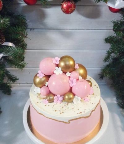 Лот: 9564865. Фото: 1. торт Стильный. С шарами шоколадными. Торты, пирожные