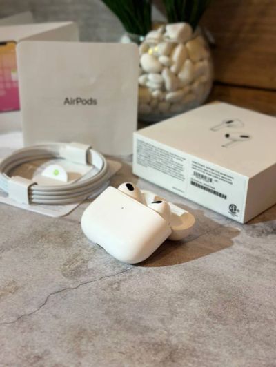 Лот: 21985875. Фото: 1. Беспроводные наушники Apple AirPods... Наушники, гарнитуры