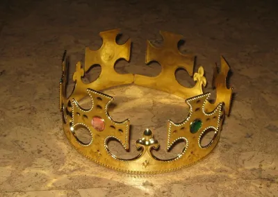 Лот: 19538227. Фото: 1. корона Короля, золотая,пластик... Детские карнавальные, праздничные костюмы