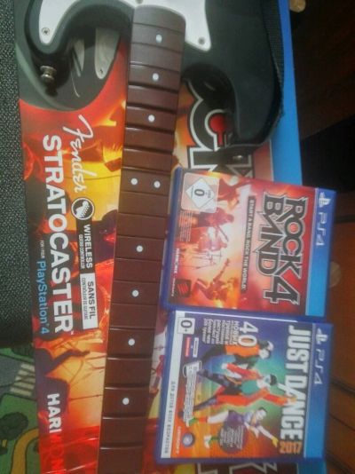 Лот: 11153672. Фото: 1. Игровой комплект Mad Catz Fender... Игры для консолей