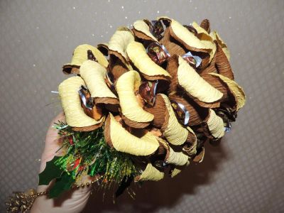 Лот: 6574610. Фото: 1. Шишка новогодняя букет из конфет. Букеты из конфет, игрушек