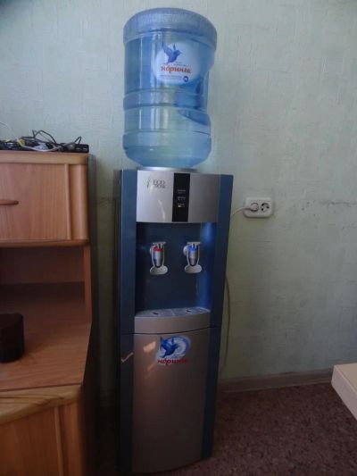 Лот: 4112267. Фото: 1. Кулер для воды напольный с холодильником... Остальная техника