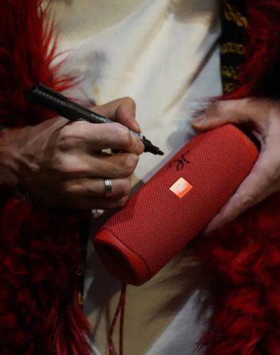 Лот: 23300682. Фото: 1. JBL Flip 5 с автографом Big Russian... Портативные, беспроводные колонки