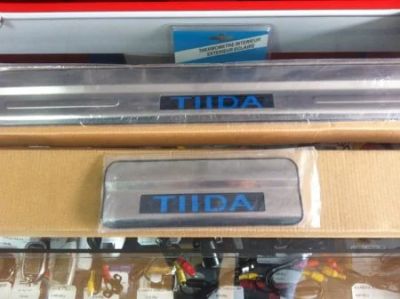 Лот: 5405902. Фото: 1. Накладки на пороги LED на Tiida. Кузов
