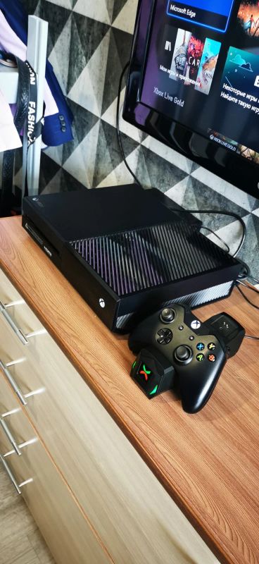 Лот: 18688560. Фото: 1. Xbox one 1tb. Игры для консолей