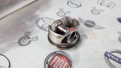 Лот: 23587933. Фото: 1. Поршень BMW 320i N20B20B 11258606461. Двигатель и элементы двигателя