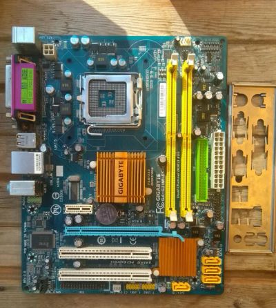 Лот: 10191310. Фото: 1. Gigabyte GA-G31M-ES2L. Материнские платы