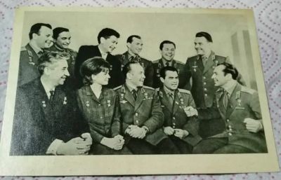 Лот: 17875474. Фото: 1. почтовая открытка с космонавтами... Документы, ценные бумаги, письма