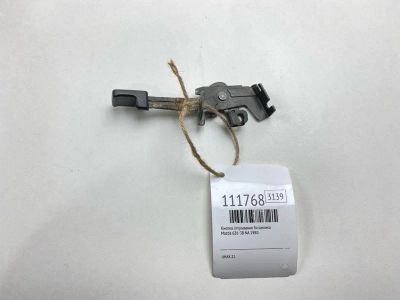 Лот: 25354733. Фото: 1. Кнопка открывания багажника Mazda... Двигатель и элементы двигателя
