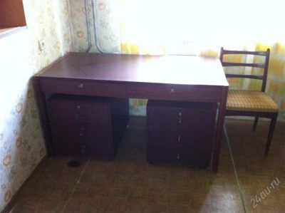 Лот: 2884658. Фото: 1. Письменный стол с двумя тумбами. Столы, стулья, обеденные группы
