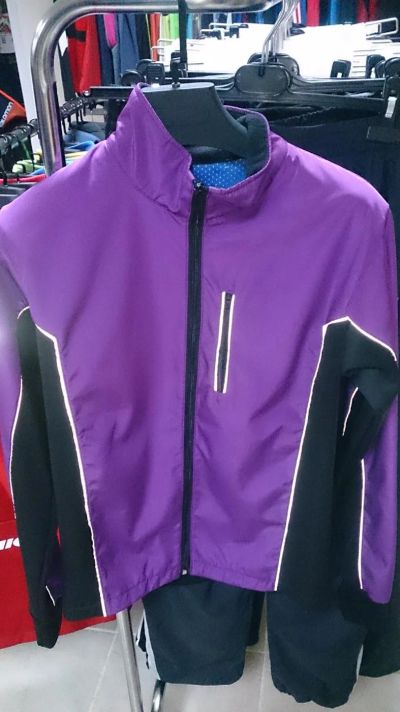 Лот: 7984844. Фото: 1. Куртка разминочная фиолетовая. Легкие куртки, толстовки