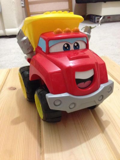 Лот: 6863163. Фото: 1. Самосвал Чак говорящий, Hasbro. Машины и техника