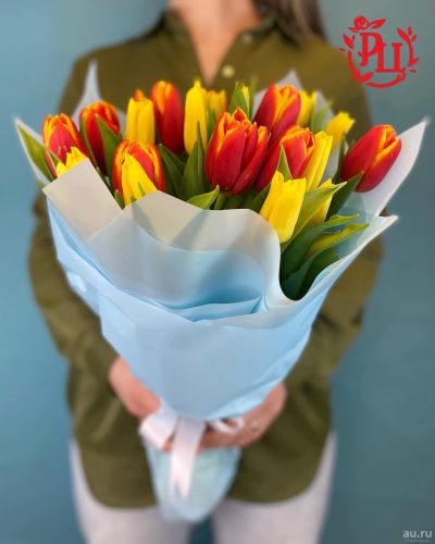 Лот: 15579913. Фото: 1. Красно-жёлтый букет тюльпанов... Свежие цветы