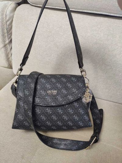 Лот: 17361604. Фото: 1. Сумка GUESS оригинал с принтом. Сумки