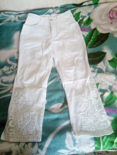 Лот: 12619768. Фото: 1. Женские джинсовые белые бриджи. Платья