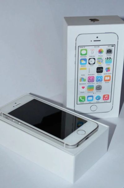 Лот: 10648794. Фото: 1. iPhone 5S 32Gb Серебристый. Смартфоны