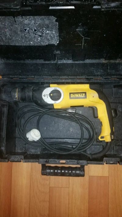 Лот: 9524566. Фото: 1. Перфоратор DEWAlT 3 режима работы. Электроинструмент