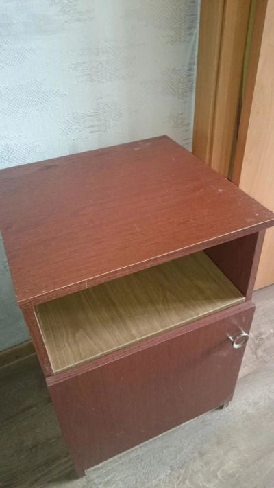 Лот: 11445902. Фото: 1. Тумбочка б/у в хорошем состоянии. Тумбы