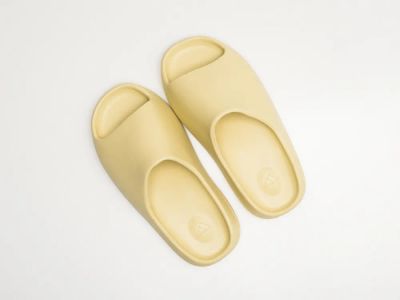 Лот: 20240924. Фото: 1. Сланцы Adidas Yeezy slide. Шлепанцы, сланцы