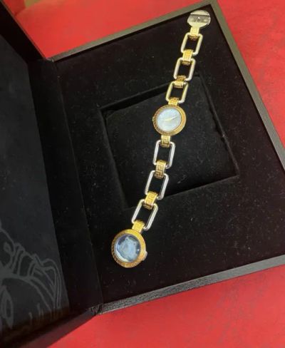 Лот: 25336509. Фото: 1. Часы женские Versace оригинальные... Оригинальные наручные часы