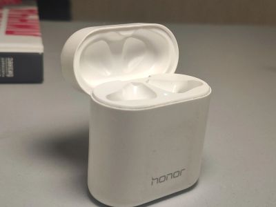 Лот: 16697872. Фото: 1. Зарядный кейс Huawei Honor Flypods. Зарядные устройства, блоки питания, адаптеры сетевые для смартфонов