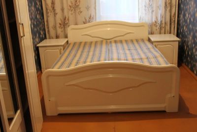 Лот: 4371653. Фото: 1. Кровать, 2 тумбочки, 2 матраса... Кровати